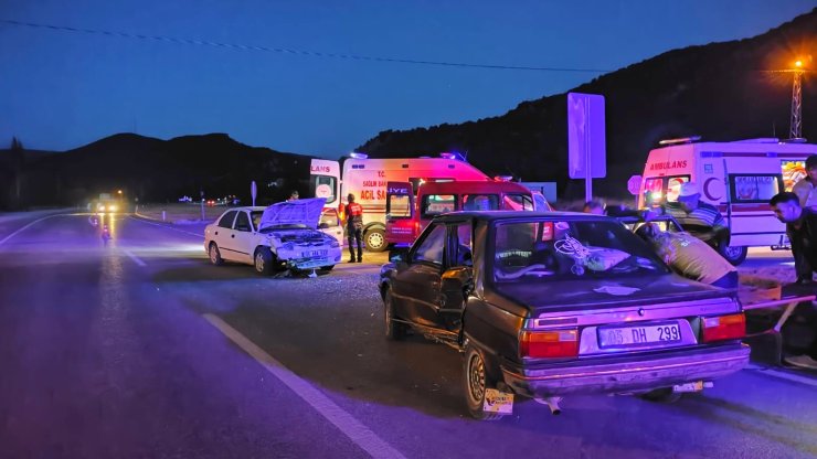 Çorum'da İki Otomobil Çarpıştı: 5 Yaralı