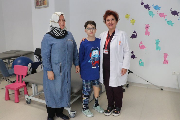 Depremde Bacağını Kaybeden Enes, Protezle Ayağa Kalktı