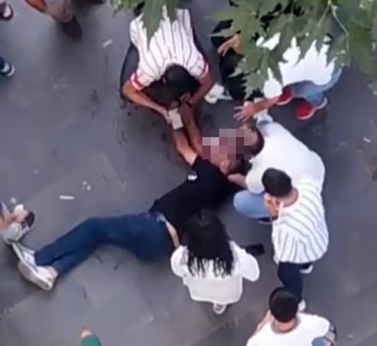 Diyarbakır'da Kafeden Çıkınca Susturu Takılıp Tabanca İle Silahlı Saldırıda Uğradı