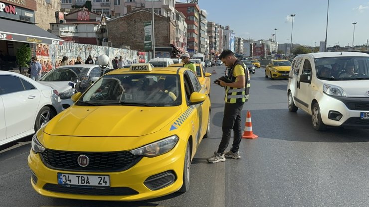 Kadıköy'de Sivil Trafik Ekiplerinden Taksilere Denetim