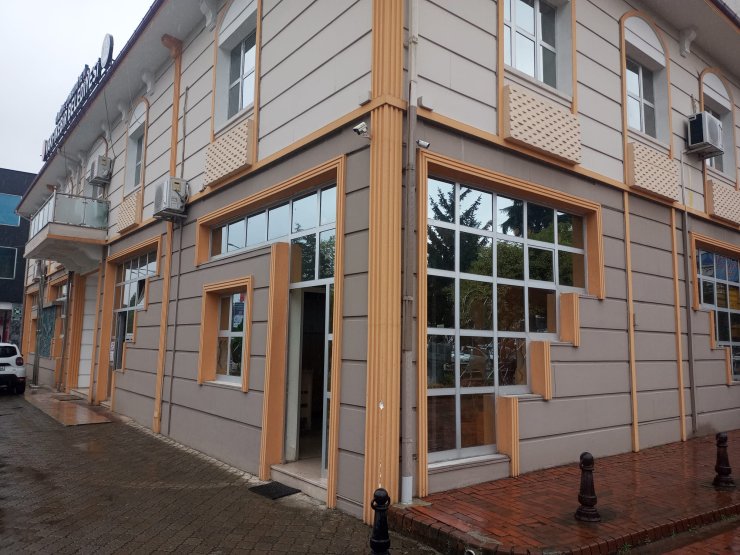 Ölen Köpeğine Müdahale Edilmediği İddiasıyla Belediye Binasının Camlarını Kırdı