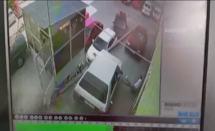 Otomobil, Park Halindeki Araçların Üzerine Düştü