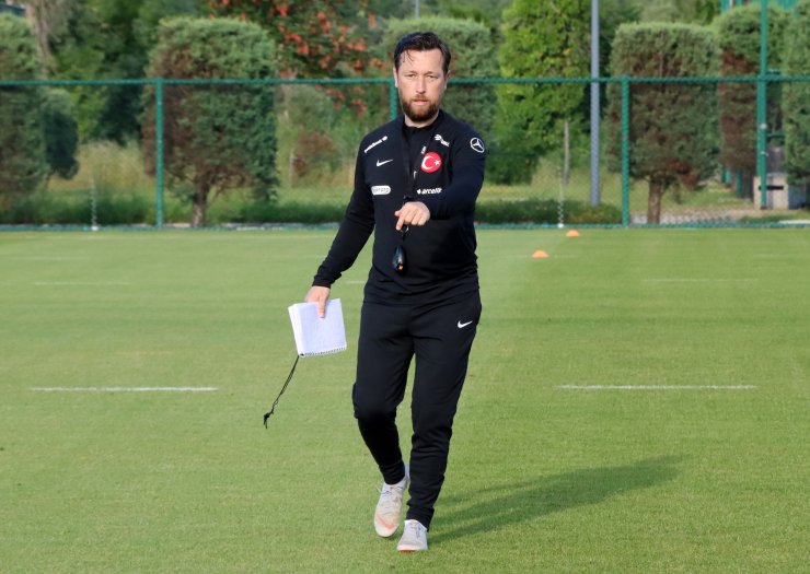 Ümit Milli Futbol Takım Teknik Direktörü Levent Sürme: Bayrağın Pazarlığı Olmaz