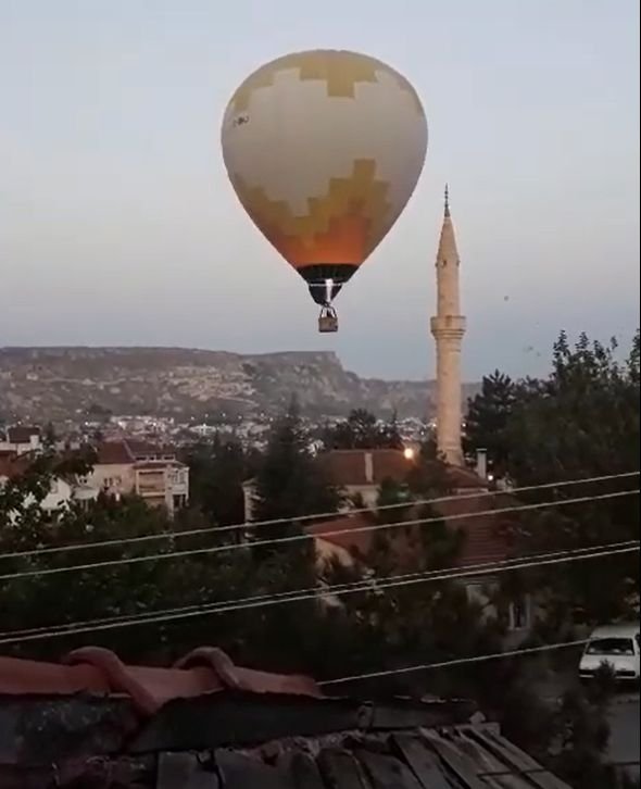 Sıcak Hava Balonu Cami Minaresindeki Aleme Çarptı; O Anlar Kamerada