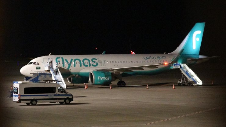 Trabzon- Cidde Seferi İçin Havalanan Uçak, Motorundan Alev Uzayınca Geri Döndü; O Anlar Kamerada