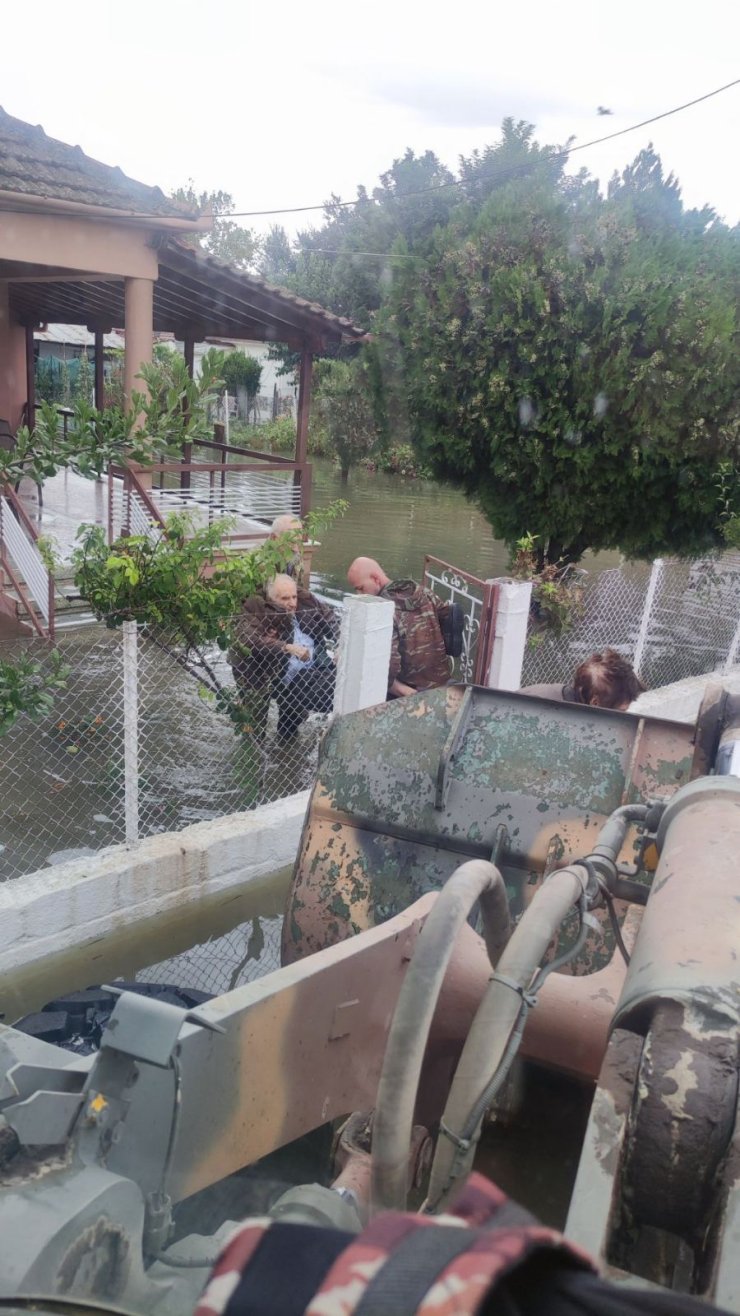 Yunanistan'ın Sel Altında Kalan Kardiçe Kentinde Ordu Görevde