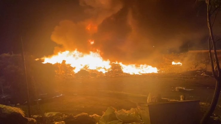 Bağcılar'da, Tekstil Ve Ahşap Atıkların Depolandığı Alanda Yangın