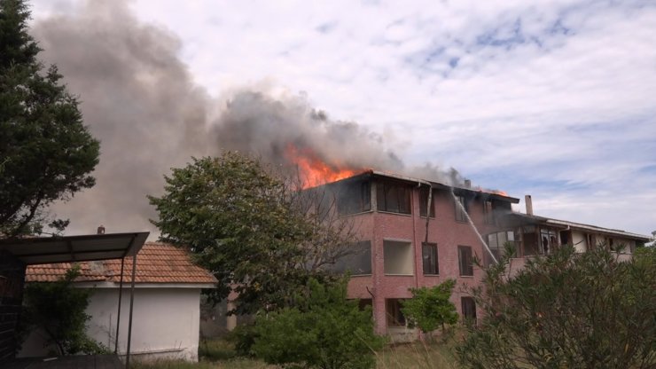 Çatıdaki Yangın, Katlara Da Sıçradı