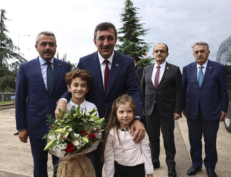 cumhurbaskani-yardimcisi-yilmaz-rize-valiligini-ziyaret-etti-4.jpg