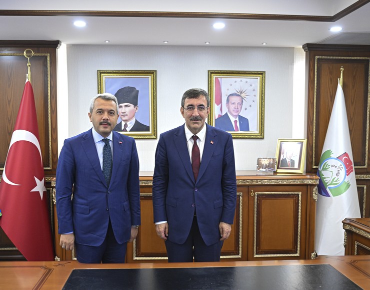cumhurbaskani-yardimcisi-yilmaz-rize-valiligini-ziyaret-etti-5.jpg