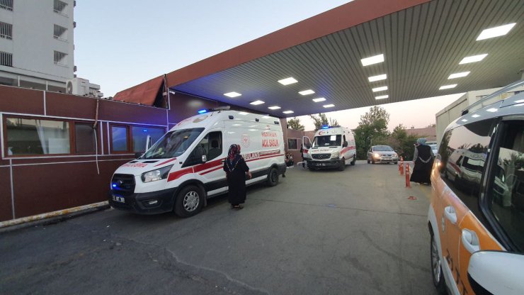 Diyarbakır'da Akrabalar Arasında Taşlı, Sopalı Ve Bıçaklı Kavga: 4 Yaralı