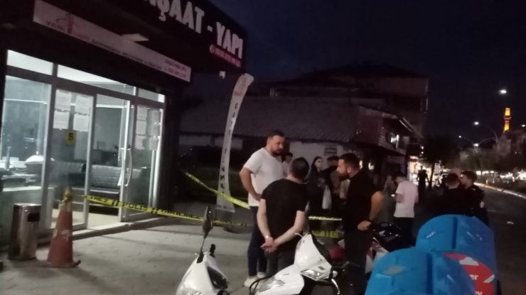 Halk Otobüsünde Döner Bıçaklı 'Küfür' Kavgası: 1 Yaralı