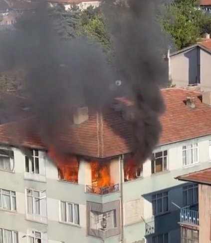 Kayseri'de 3 Katlı Binada Yangın