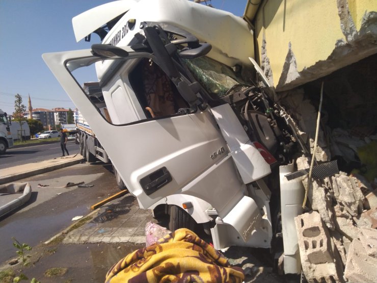 Tır, Boş Dükkana Çarptı: 1 Yaralı