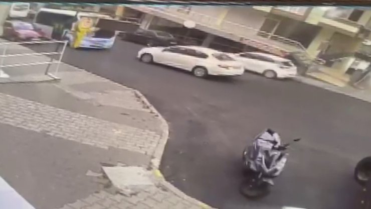 Yolcu Minibüsü İle Otomobilin Çarpıştığı Kaza Kamerada