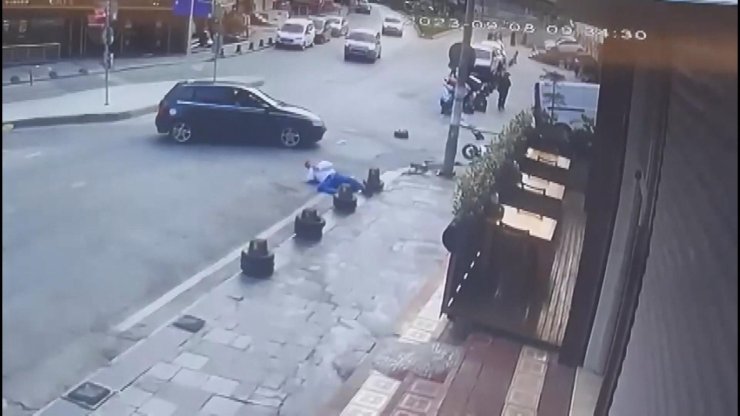 Arnavutköy'de Motosiklet Sürücüsünün Otomobille Çarpıştığı Anlar Kamerada