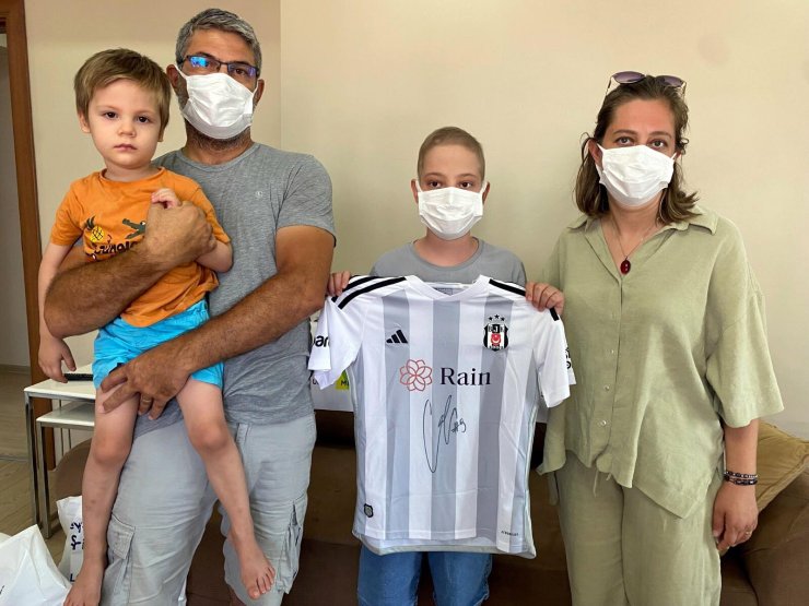 Beşiktaşlı Cenk Tosun'dan, Lösemili Çağan'a Forma Sürprizi