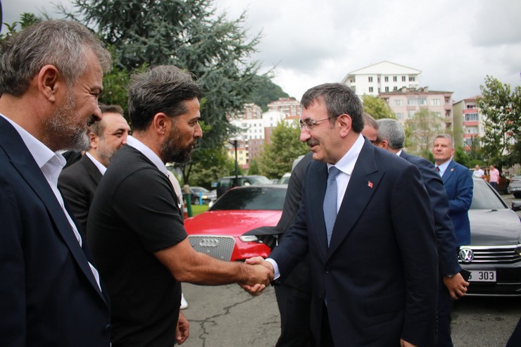cumhurbaskani-yardimcisi-cevdet-yilmaz-rize-ziyaretinin-son-gununde-caykur-rizesporu-ziyaret-etti-1.jpg