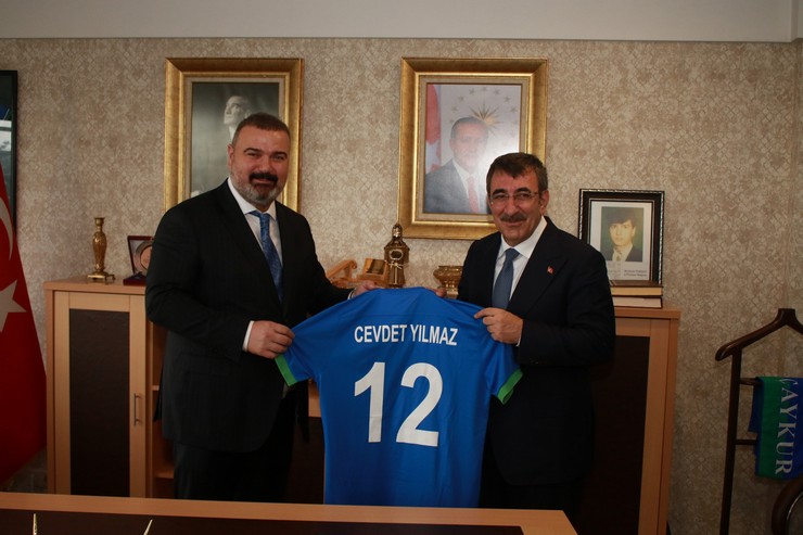 cumhurbaskani-yardimcisi-cevdet-yilmaz-rize-ziyaretinin-son-gununde-caykur-rizesporu-ziyaret-etti-4.jpg