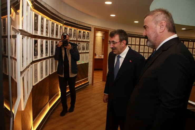 cumhurbaskani-yardimcisi-cevdet-yilmaz-rize-ziyaretinin-son-gununde-caykur-rizesporu-ziyaret-etti-7.jpg