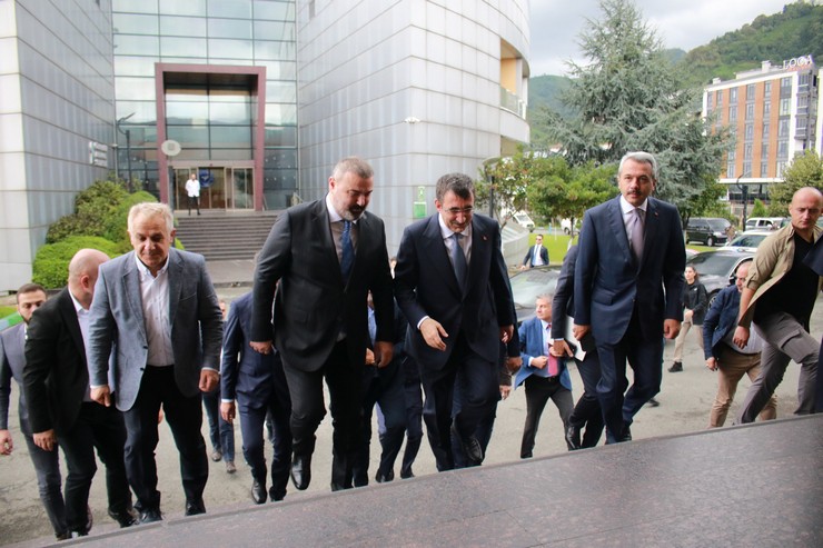 cumhurbaskani-yardimcisi-cevdet-yilmaz-rize-ziyaretinin-son-gununde-caykur-rizesporu-ziyaret-etti-9.jpg