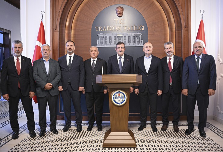 cumhurbaskani-yardimcisi-yilmaz-trabzon-valiligini-ziyaret-etti-1.jpg