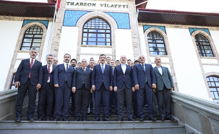 cumhurbaskani-yardimcisi-yilmaz-trabzon-valiligini-ziyaret-etti-3.jpg