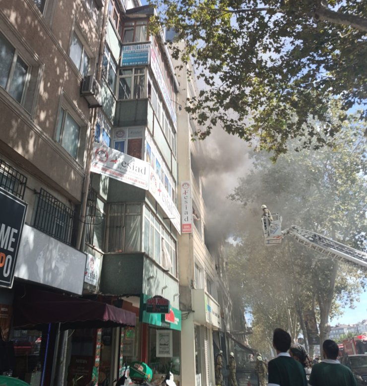 Fatih'te Tadilattaki Otelde Yangın: 2 İşçi Mahsur Kaldı