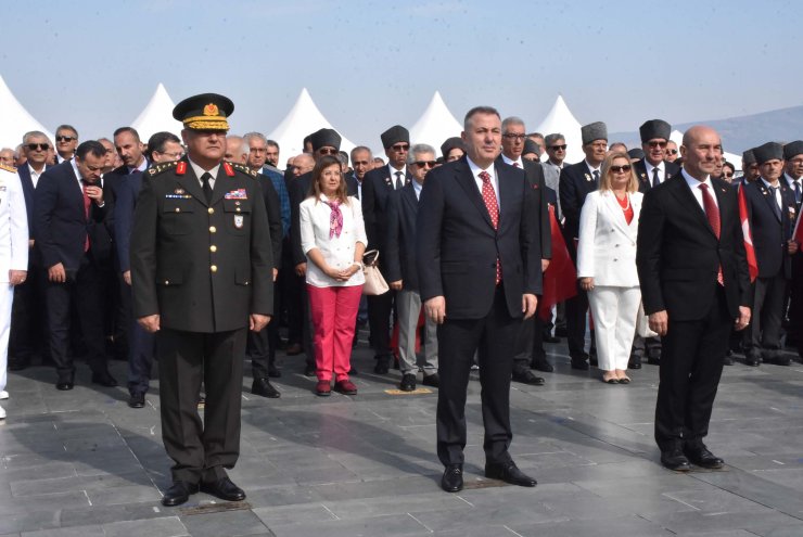 İzmir'de 350 Metrelik Dev Türk Bayrağı İle 'Zafer Yürüyüşü' (2)