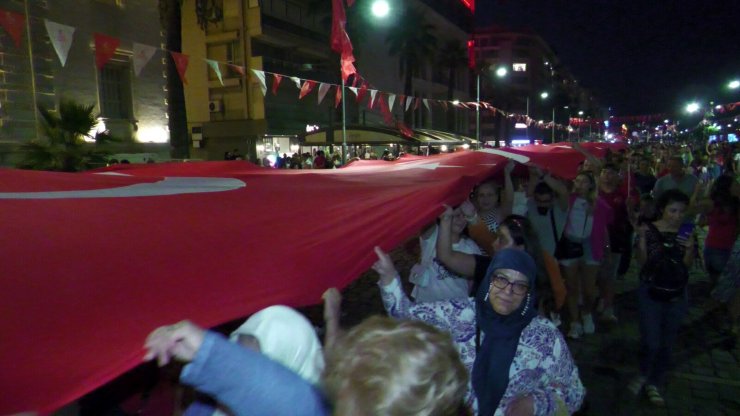 İzmir'de 350 Metrelik Dev Türk Bayrağı İle 'Zafer Yürüyüşü' (4)