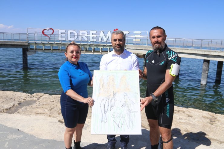 Kirliliğe Dikkat Çekmek İçin Van Gölü'ne Dalış Yapıp, Su Altında Resim Çizdi