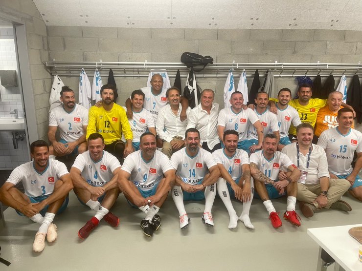 Replay Maçında Terim Kadroyu Unuttu, Oyuncular Yardımcı Oldu