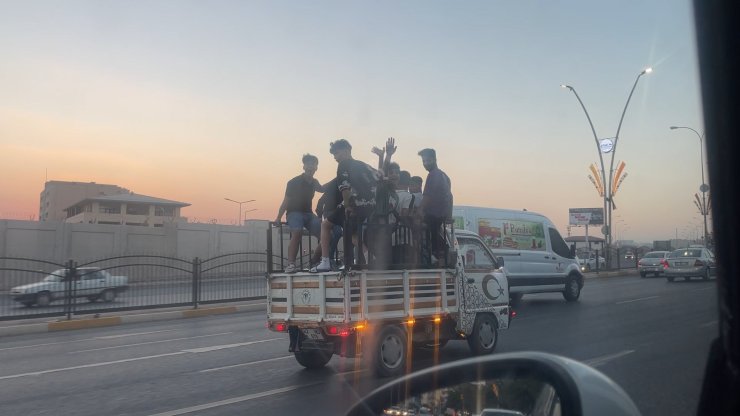 Şanlıurfa’da Kamyonet Kasasında Tehlikeli Asker Uğurlaması