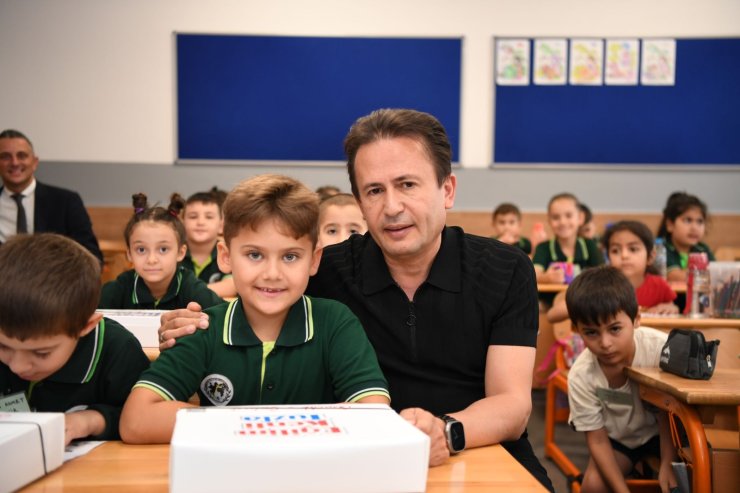 Tuzla Belediye Başkanı Yazıcı, Öğrencilere Sınıflarında Kırtasiye Seti Hediye Etti