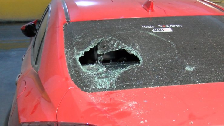 Bayrampaşa'da Otoparkta Bulunan Araçlar Zarar Gördü