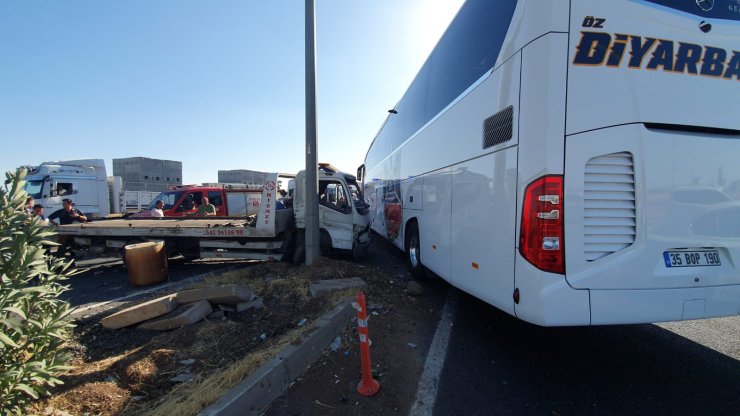 Diyarbakır'da Kamyon, Çekici Ve Yolcu Otobüsünün Karıştığı Kaza: 6 Yaralı