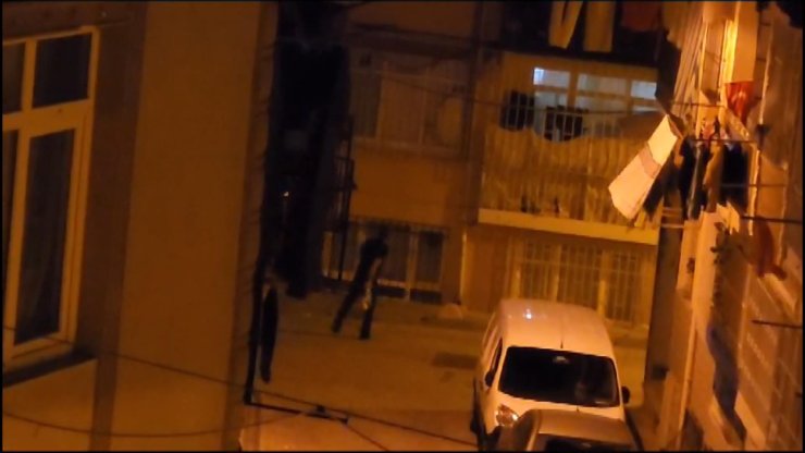 Fatih'te Elinde Bıçakla Kapıya Dayandı, Tehditler Savurdu