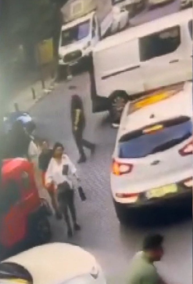 Gaziosmanpaşa'da Caddede Yürüyen Kadının Kaçırıldığı Anlar Kamerada