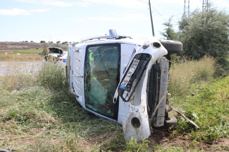 Nevşehir'de Hafif Ticari Araç, Şarampole Devrildi; 5 Yaralı