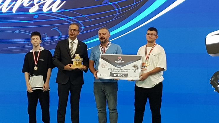 rizeli-lise-ogrencileri-robot-yarismasinda-birinci-oldu-2.jpg