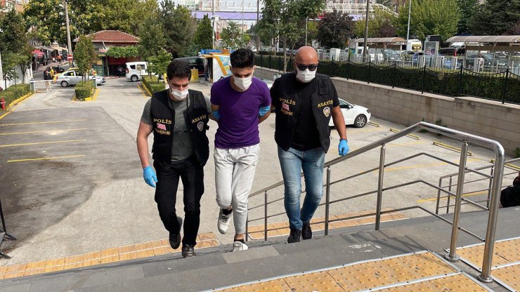 Tartıştığı Arkadaşını Bıçakla Öldürdü