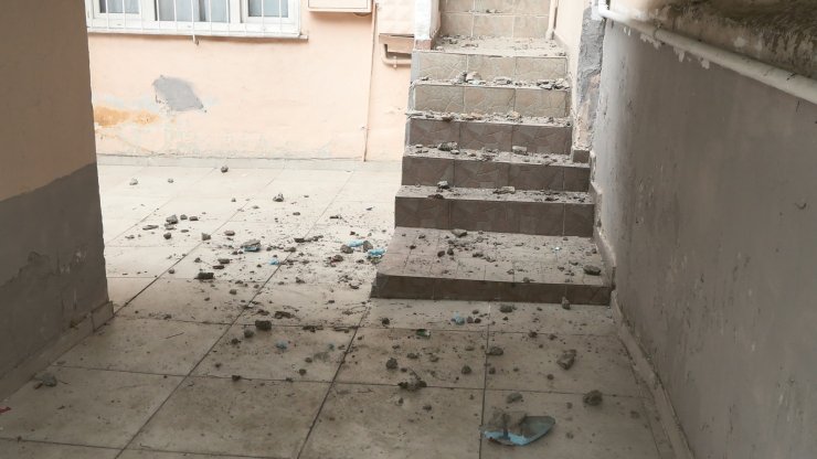 Üsküdar'da Binadan Düşen Beton Parçaları Tehlikeye Davetiye Çıkarıyor