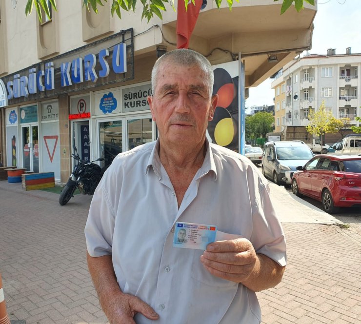 73 Yaşında, 30'uncu Denemesinde Sürücü Belgesi Aldı