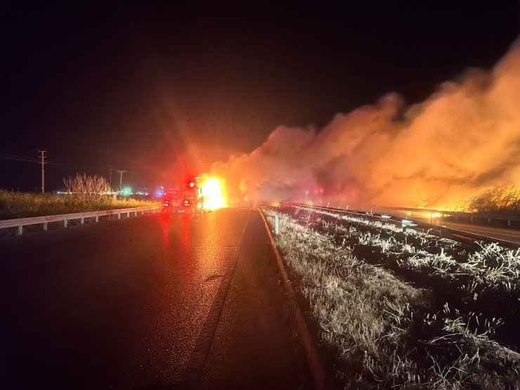 Bursa-balıkesir Karayolu'nda Tır'da Çıkan Yangın Sazlık Alana Sıçradı