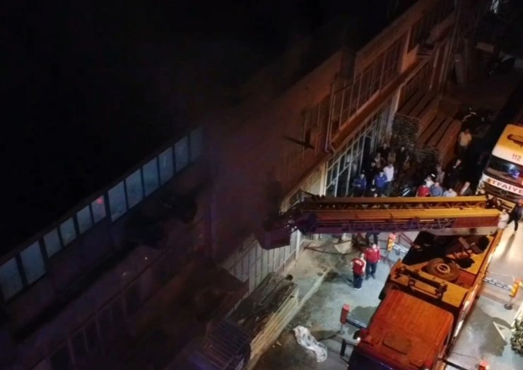Bursa'da 3 Katlı Mobilya Atölyesinde Yangın