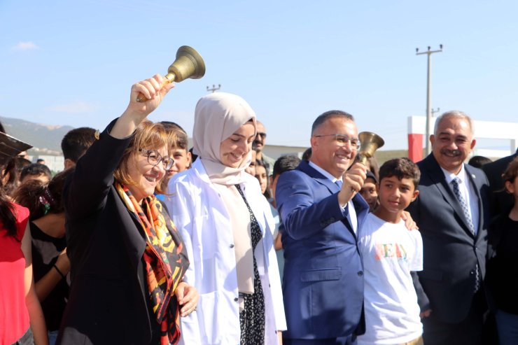 Gaziantep'te Depremzede Öğrenciler, Konteyner Okullarda Dersbaşı Yaptı