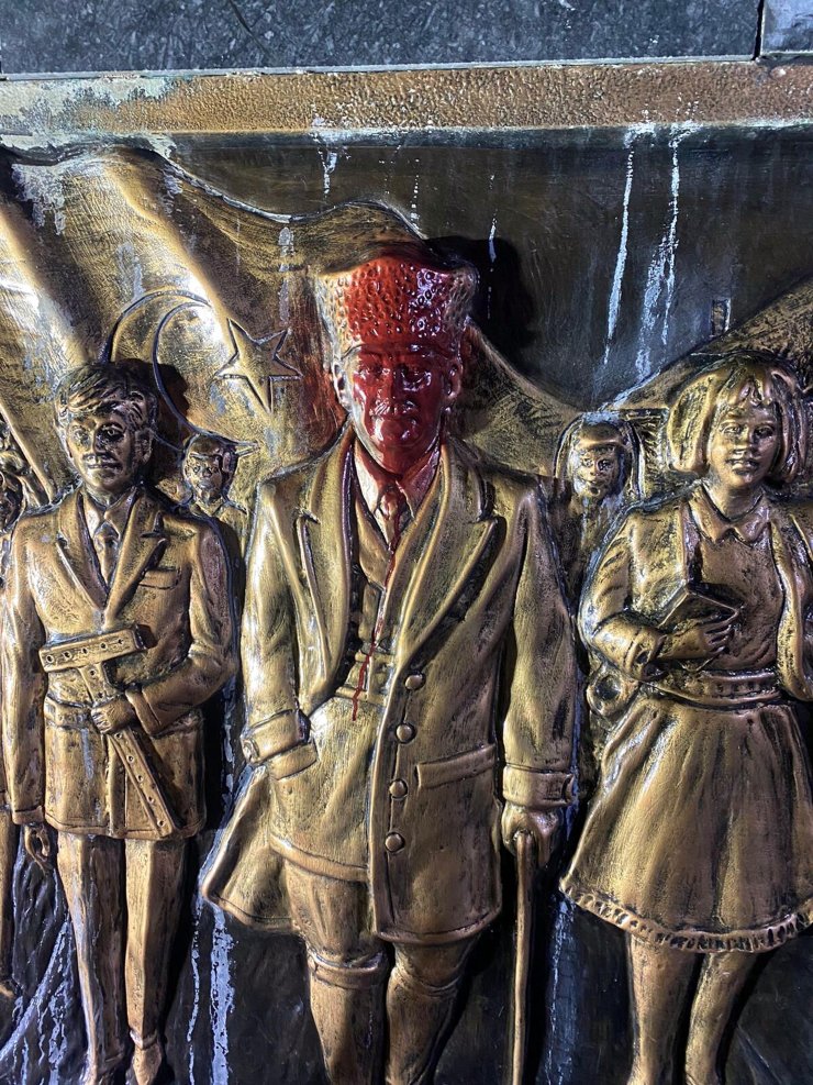 İzmir'de, Atatürk Anıtı'na Sprey Boyalı Saldırıya Tutuklama