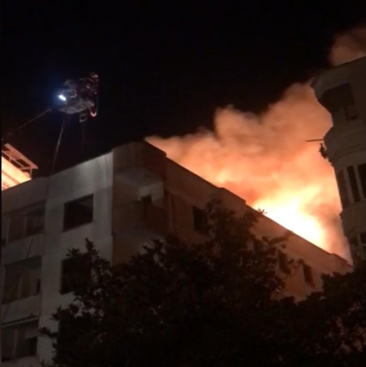 Pendik'te Metruk Binanın Çatı Katı Alev Alev Yandı