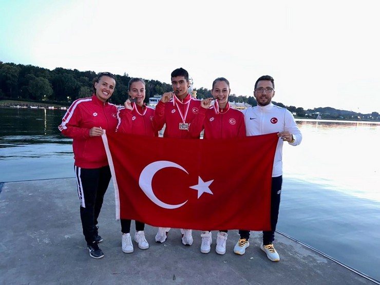 polonyada-duzenlenen-durgunsu-kano-olimpik-umutlar-yarislarinda-rizeli-sporcularin-da-arasinda-yer-aldigi-milli-sporcular-4-madalya-elde-etti-3.jpg