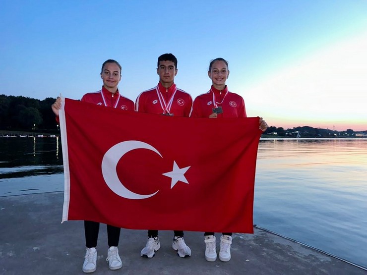 polonyada-duzenlenen-durgunsu-kano-olimpik-umutlar-yarislarinda-rizeli-sporcularin-da-arasinda-yer-aldigi-milli-sporcular-4-madalya-elde-etti-4.jpg